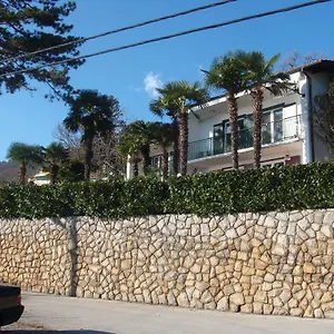 https://apartment-leon-and-leona.primorje-gorskikotar.com